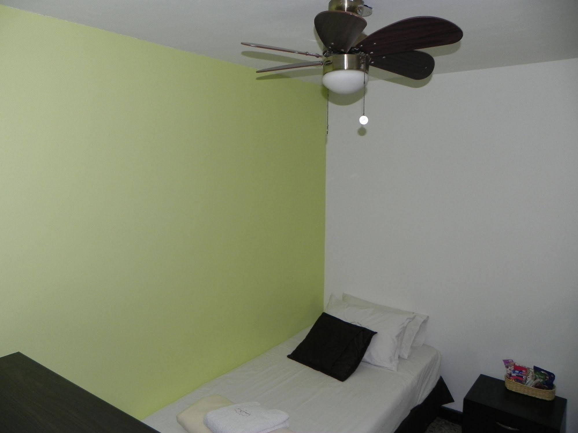 Hostal Tamarindo Inn Medellín Exteriör bild