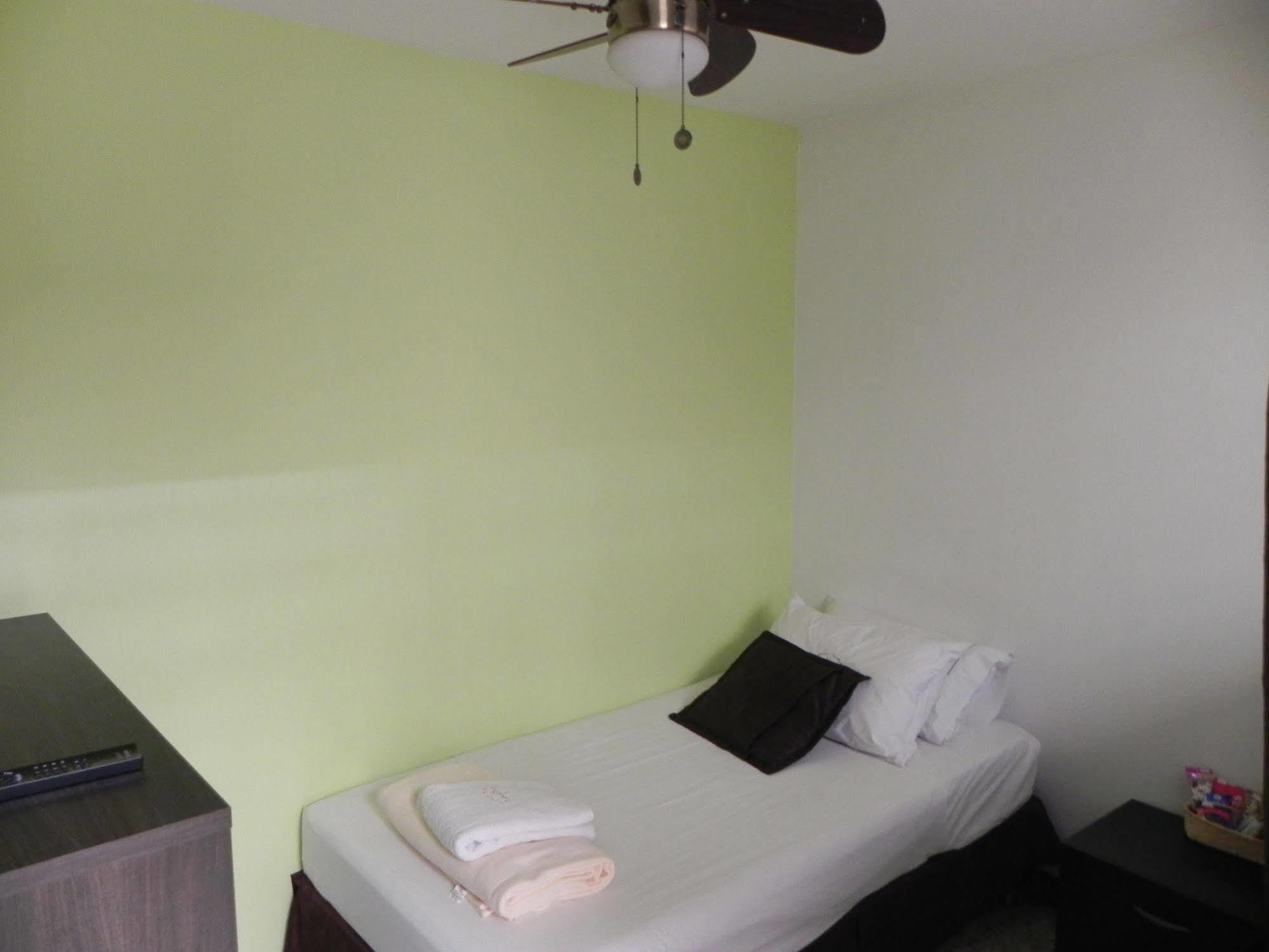 Hostal Tamarindo Inn Medellín Exteriör bild