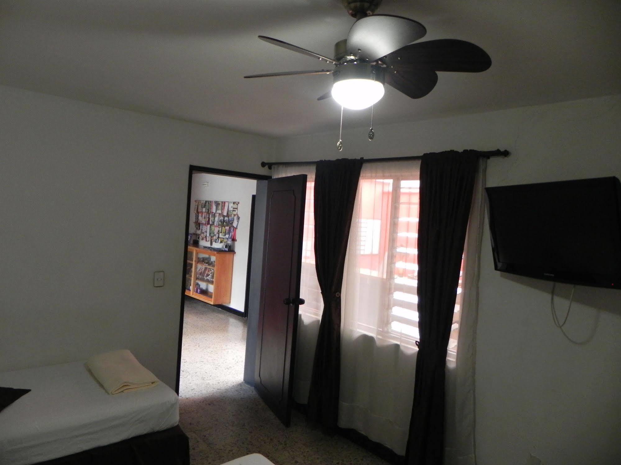 Hostal Tamarindo Inn Medellín Exteriör bild