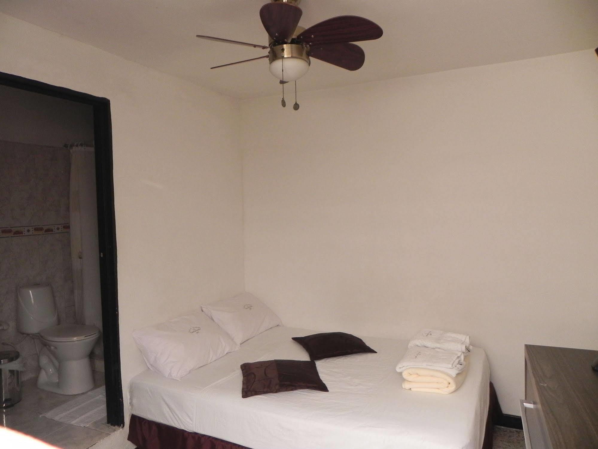 Hostal Tamarindo Inn Medellín Exteriör bild
